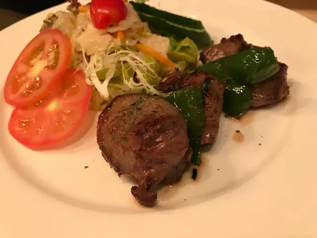 羊肉串燒配咗好多唔同嘅蔬菜