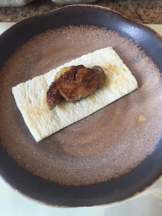 肥厚的鵝肝表層被煎得恰到好處, 剛好鎖住鵝肝的脂肪, 而用鐵板煎得鬆軟的麵包適當地吸取流出的脂肪油, 兩者互相配合。