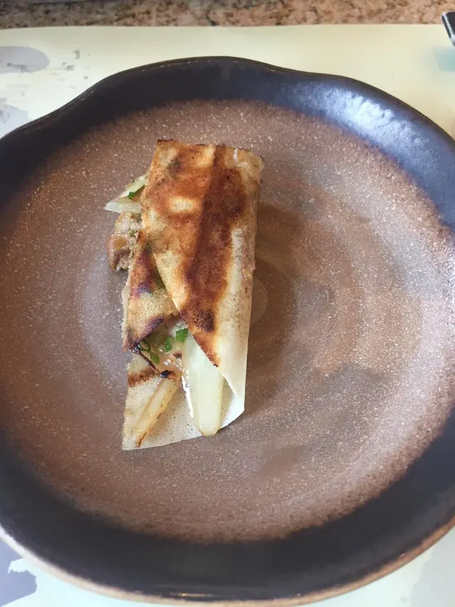 豚肉﹑生薑﹑薄餅看似平凡的食材,在師傅的手下顯得妙筆生花。豚肉脂肪比例剛好再加上爆香的生薑, 與薄餅互相配合造就不一樣的味道。