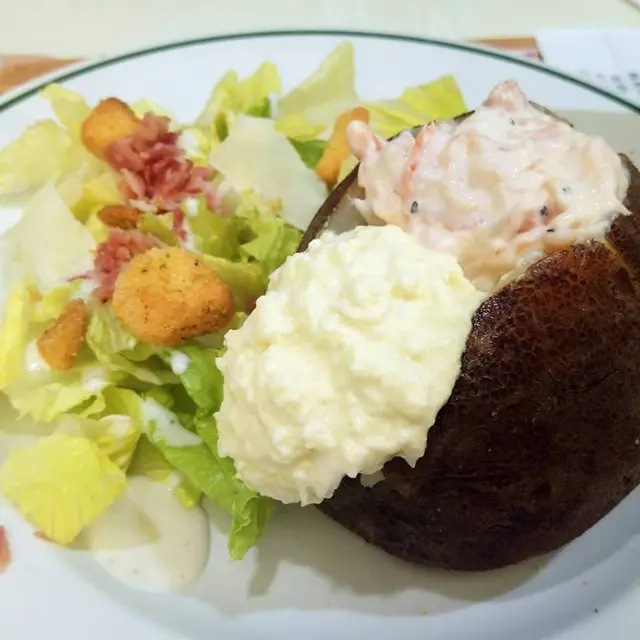 煙三文魚+碎蛋沙律焗薯