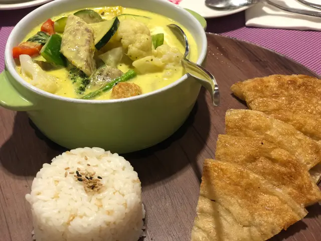 青咖喱野菜猴頭菇配印度薄餅及珍珠糙米飯