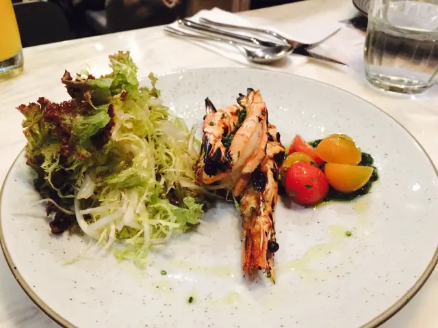 扒大蝦沙律配彩色蕃茄黑醋欖油