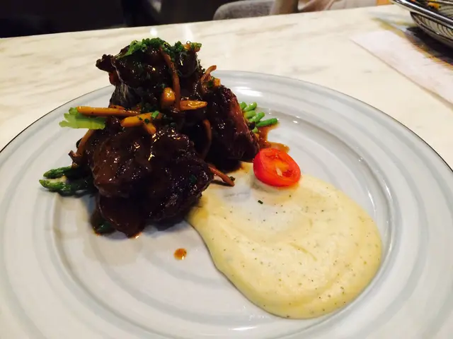 紅酒黑松露野菌燴牛臉頰肉配法式薯蓉