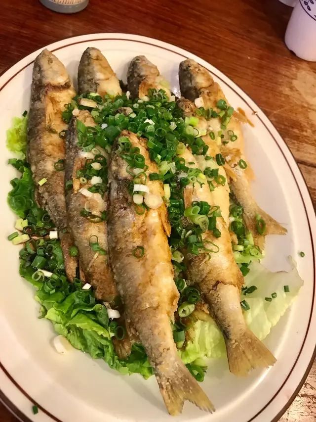 外皮酥脆甘香，包着軟滑鮮甜的魚肉，非常好的口感，加上大量的䓤，非常的鮮味，一點腥味也沒有