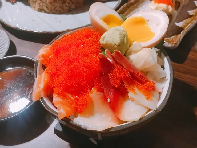 厚切三文魚三色爆丼