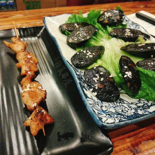 雞肉串、墨魚汁香腸