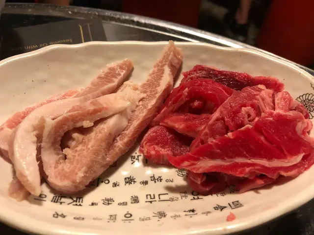 烤特級豬頸肉(左) & 烤牛肋骨肉