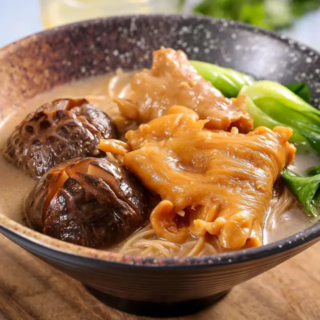 極厚身冬菇，以及用大量的雞骨、豬骨、魚、金華火腿等用時精心熬製的無味精湯底。花膠大件且炆得軟腍；冬菇厚身散發鮮香味；湯底濃郁回味無窮；
實在是用料上乘，平民價錢，貴價享受！