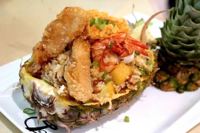 金菠蘿焗海鮮紅米炒飯