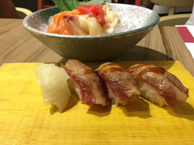 火灼和牛壽司、左口魚邊壽司