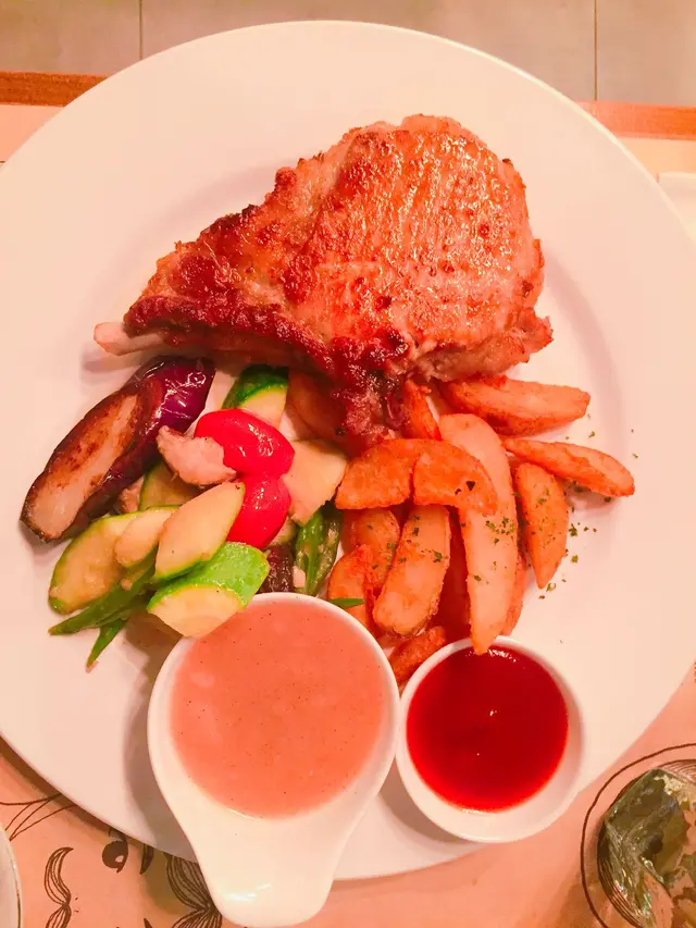 香煎黑毛豬配蘋果汁 薯角