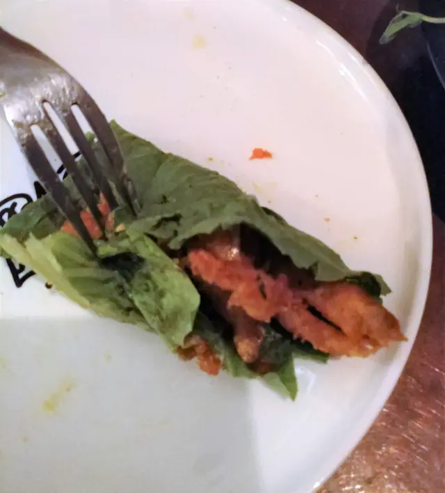 軟殼蟹生菜包配咖哩蛋黃醬