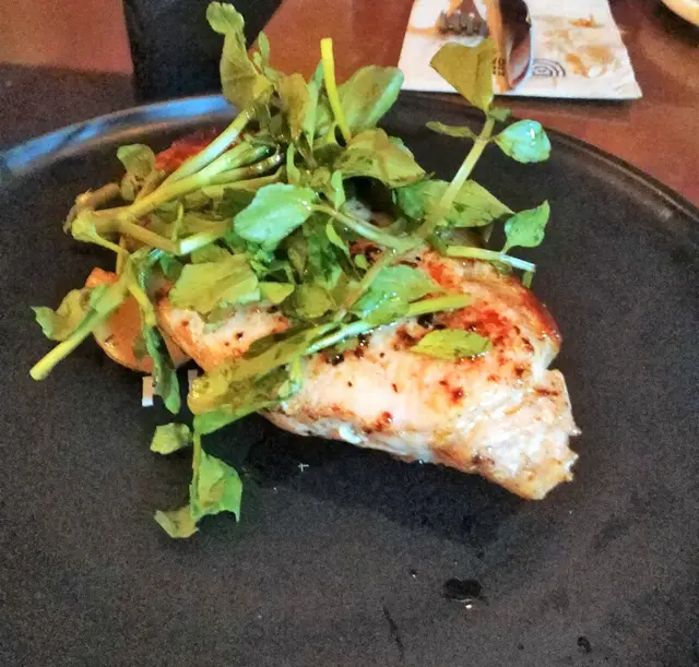 香煎英國豬扒配燒新薯洋蔥汁