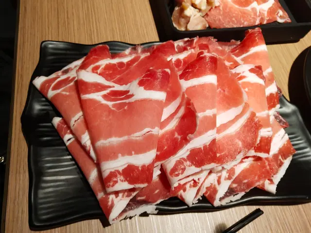 睇上去, 普通肥牛,呢個價錢已經好唔值呢個價錢,都算,食落口好厚身超鞋口,唉而家要講十次伏.........