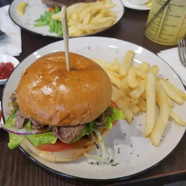 牛肉嫩滑好有牛既香味,唔肥,burger食落一大陣面包香,加埋啲菜好清新,薯條脆口而且唔油,值得一讚! 好想問有無得refill hahaha