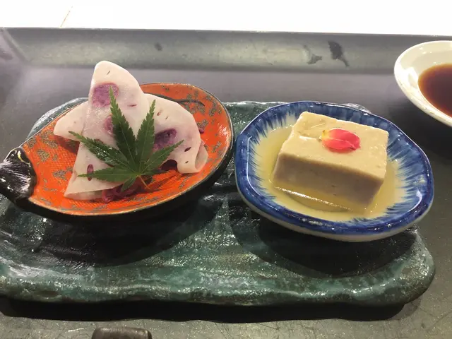 先來前菜紫茨沙律和芝蔴豆腐清清味蕾，接著由淡味的白身魚先上.........