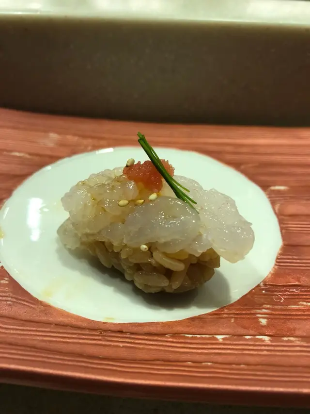 這白蝦壽司入口即融，蝦肉超甜，嚼了很久都捨不得吞下去咧... XD