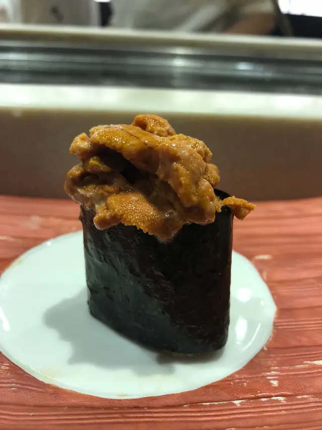 來自北海道的馬糞海膽，鮮香十足，是我最愛的壽司。面前這件海膽軍艦份量十足、紫菜夠香脆。食完好想再encore。