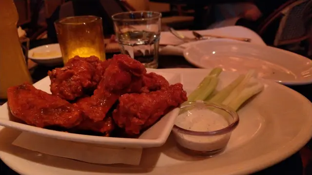 雞翼淋上既醬偏咸, 雞肉偏乾硬, 食完第1隻有少少攰. 蘸左藍芝士醬味道幾夾,加返d 分