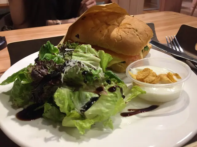 煙三文魚香草包配乳酪沙律