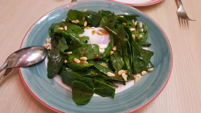意大利軟心蛋、菠菜、茄子及松子仁沙律