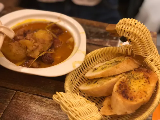 咖喱雞扒配蒜蓉包