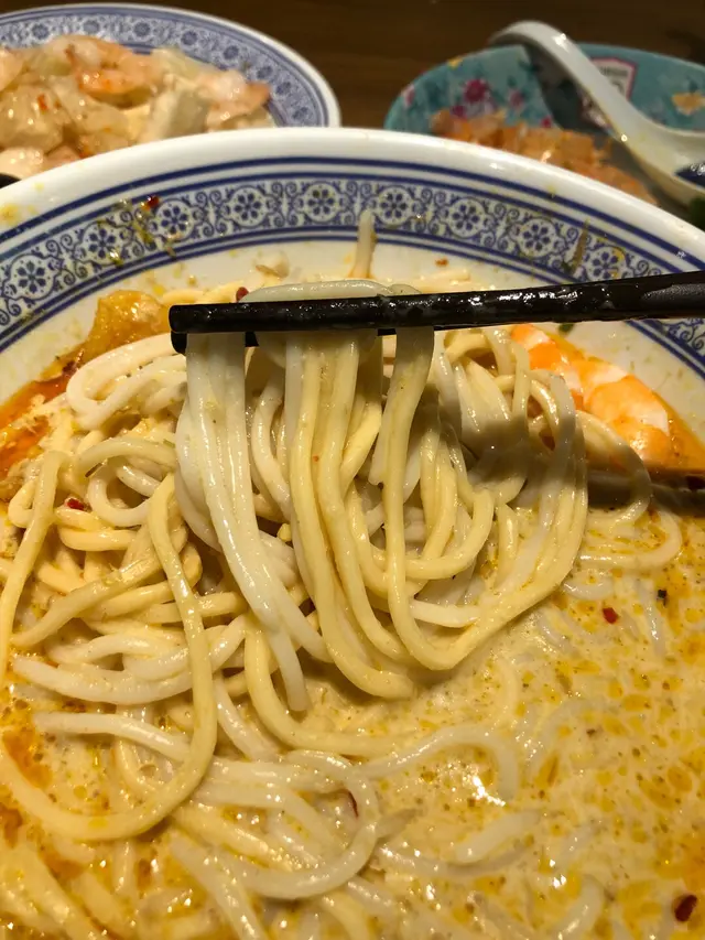 2種色的麵，看似好特色！但係麵條淋到我個仔未出牙都食到！唯獨是湯底可以👍🏻👍🏻讚賞很濃郁的椰香味！