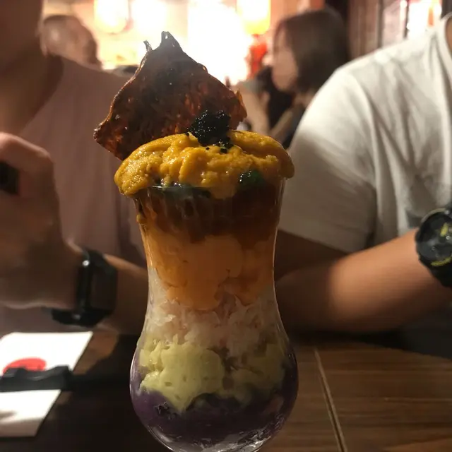 上有滿滿的海膽，再加上不同的食材制成