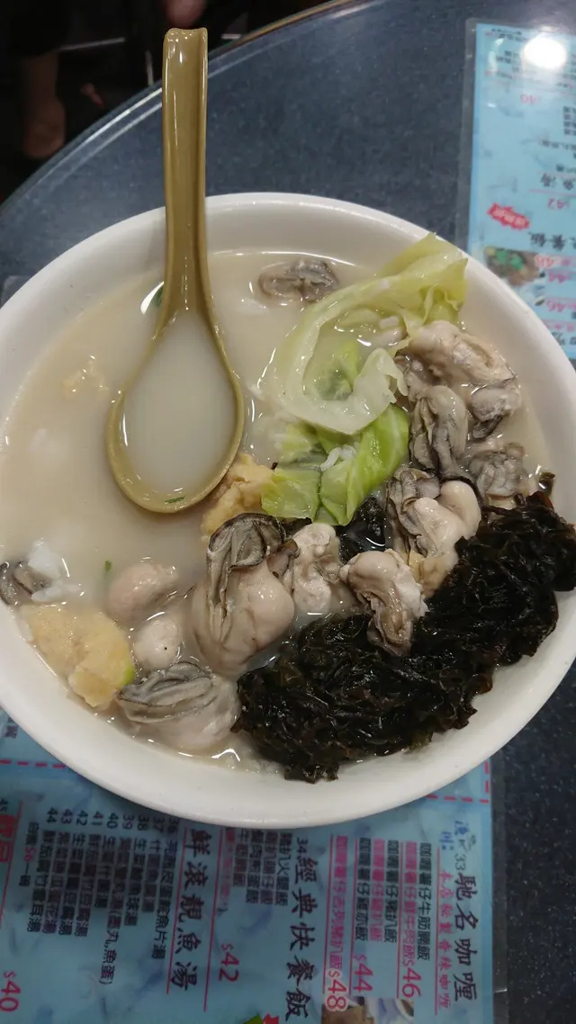 泡飯面嘅蠔仔大大粒，有手指公咁大㗎， 入面嘅蠔仔份量比較多一般出面嗰啲就係好少同埋好細粒㗎，仲有冇腥味