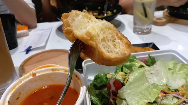 歐陸沙律套餐配牛角包及餐湯