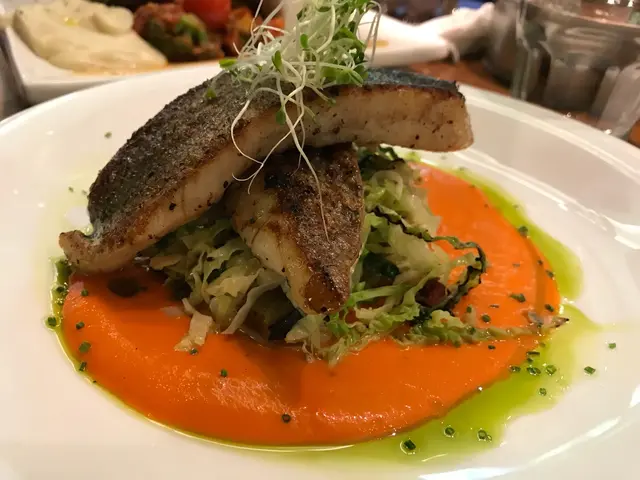 香煎海鱸魚配甜椒蓉伴  ⋯（個名好長）