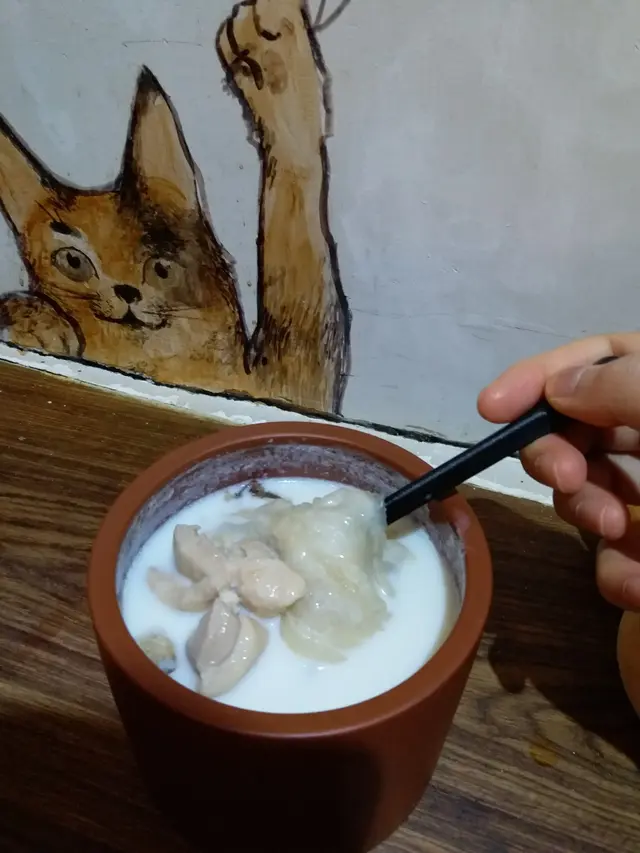 (材料：花膠、鮮奶、桃膠、雞腳、雞肉、豬肉)