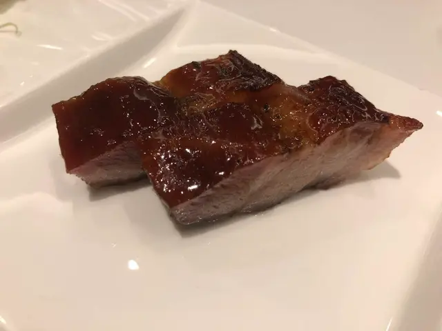 鹿兒島茶美豚是吃加入綠茶葉嘅飼料長大,
肉質鮮嫩不羶,烤得香噴噴,
口感、味道比黑豚肉有過之無不及!😋