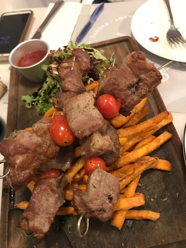 西班牙黑毛豬串燒配甜蕃薯條