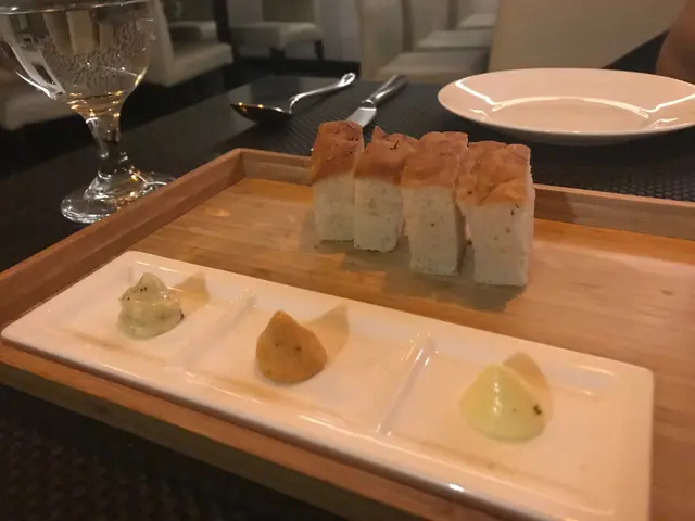 餐包配海鹽、黑松露、番茄牛油