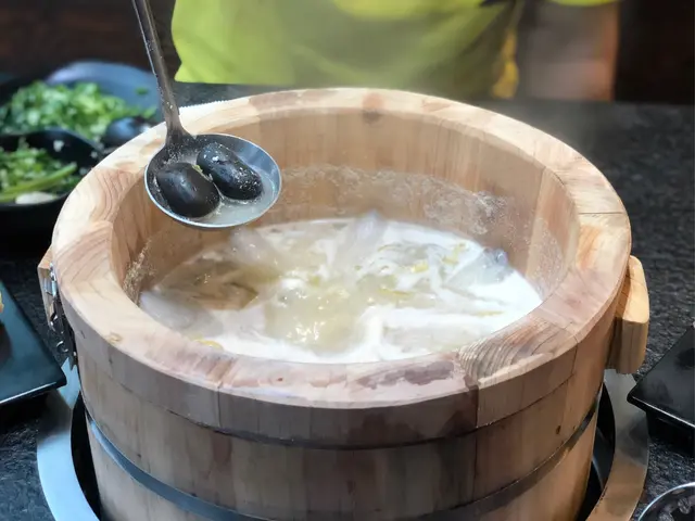 酸菜白肉卜卜蜆鍋