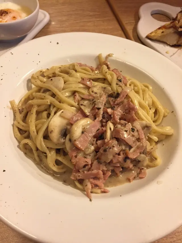 白汁黑松露煙肉蘑菇意大利麵