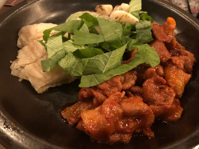 見到食材用上自然豬，感覺更健康！
辣炒豬肉其實唔係好辣，
主要係甜辣為主～肉質軟腍入味，不錯吃！
旁邊配上酸白菜、洋蔥、香菜和蒜頭，
如果有生菜可以將所有配料包住一齊食就更好！👏🏻😏