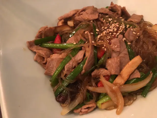 唔好睇佢賣相不揚，其實味道相當不錯！
好少食到韓國粉絲咁彈牙順滑！😋
調味方面調控得微辣惹味，
唯牛肉較為遜色，肉香但口感較韌，
不過值得一試！😏