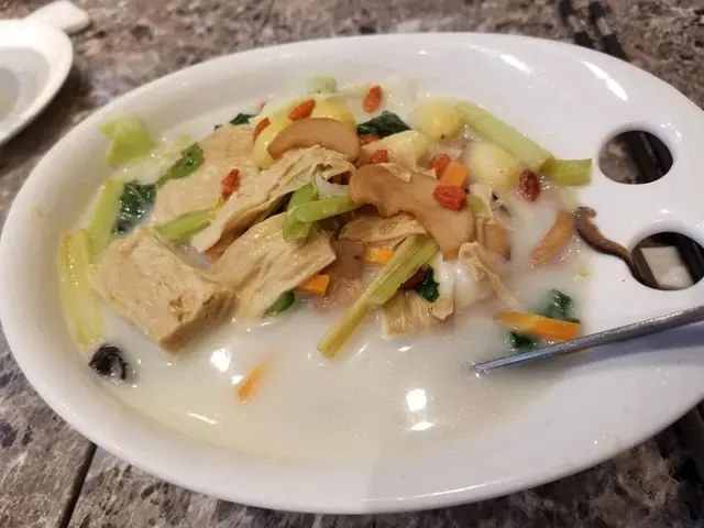 濃湯鮮腐竹浸時蔬