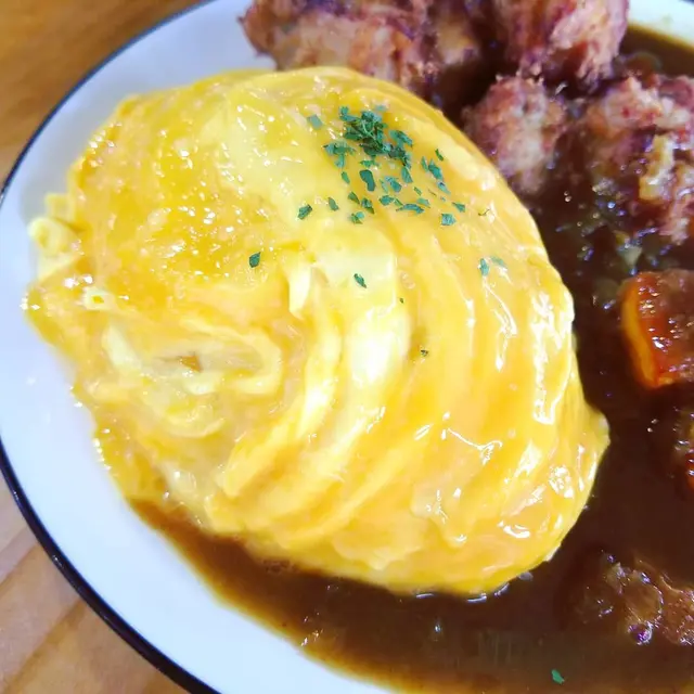 咖哩唐揚雞扒蛋包飯