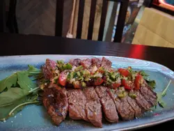 廚師烤得靚👨🏻🍳🔥,中心呈現半熟狀態,肉質鮮嫩多汁🥩。牛肉沒有任何因為急凍區烹調出現的血水,讚👍🏼。