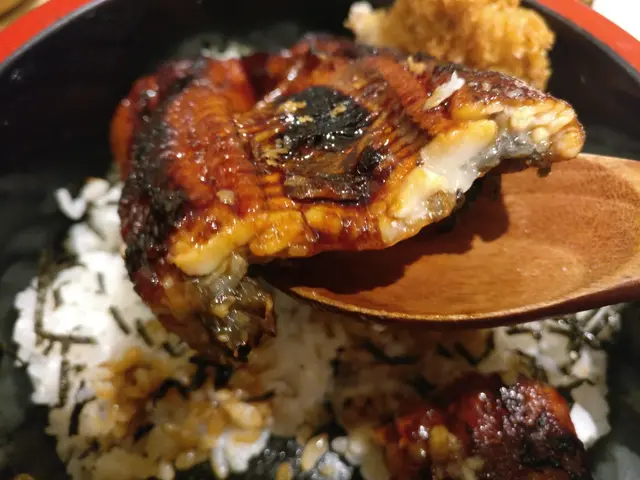 鰻魚肉質滑嫩，油香十足