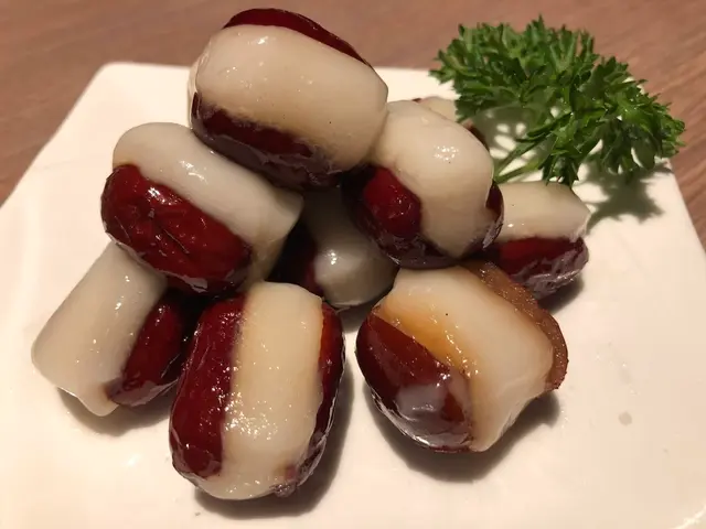 紅棗掏了核，
包着煙煙韌韌嘅麻糬，
紅棗香甜，麻糬軟糯Q彈，吃起來超滿足！👍🏾