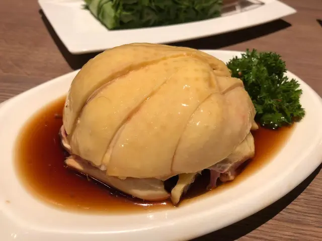 醉雞皮爽嫩，雞件肉質嫩滑，
雞肉滲透著陣陣嘅酒香，正！☺️