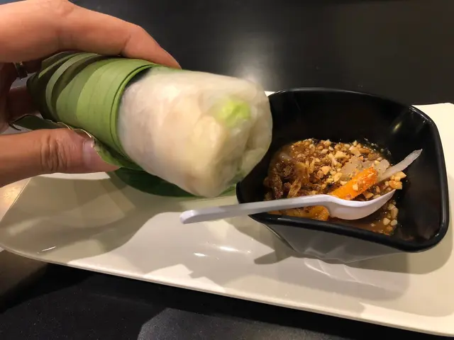 撕一圈才咬一口，成條拎住食超方便。😂