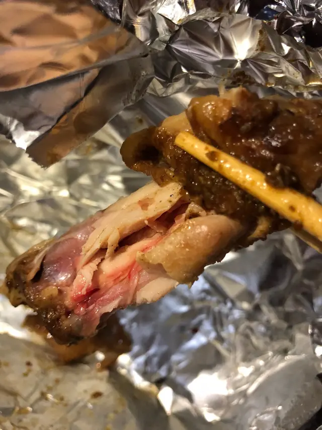 燒雞翼=雞翼刺身、鮮紅血水滲出