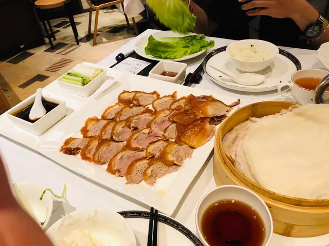 無鴨咪既片皮鴨,啲皮仲多過啲肉,配料又小,啲肉都未食哂!啲青瓜同蔥都就嚟無!