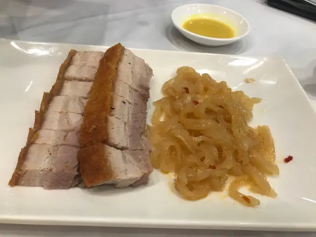 脆皮燒腩仔拼海蜇