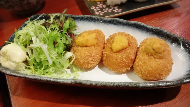 海膽忌廉蟹肉炸薯餅 Fried crab cream croquette with sea urchin